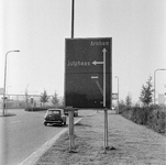 128808 Afbeelding van een nieuw type wegwijzerbord op de Europalaan te Utrecht.